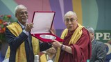 རྒྱ་གར་མུམ་བྷེར་༧གོང་ས་མཆོག་ལ་དམིགས་བསལ་ཆེ་བསྟོད་ཀྱི་ཞི་བའི་གཟེངས་རྟགས་འབུལ་བཞིན་པ། ༢༠༡༤།༩།༡༧