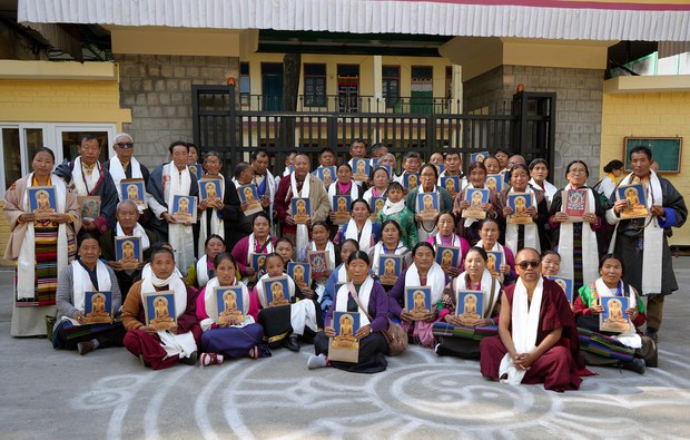 ༸གོང་ས་༸སྐྱབས་མགོན་ཆེན་པོ་མཆོག་གིས་དད་ལྡན་པ་ཁྱོན་ ༡༦༠ ཙམ་ལ་མཇལ་ཁ་སྩལ་བ།