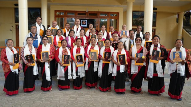 ༸གོང་ས་༸སྐྱབས་མགོན་ཆེན་པོ་མཆོག་གིས་མཇལ་བཅར་བ་༢༠༠་ཙམ་ལ་མཇལ་ཁ་སྩལ་གནང་བ།