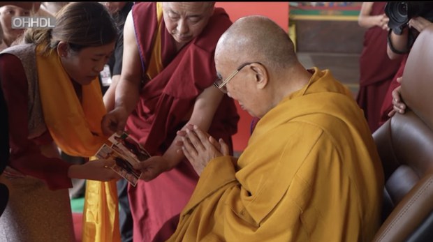 སྤྱི་ནོར་༸གོང་ས་༸སྐྱབས་མགོན་ཆེན་པོ་མཆོག་གིས་རྒྱ་གར་ལྷོ་ཕྱོགས་སུ་དད་ལྡན་པ་ཁྱོན་ ༤༠༠ ཙམ་ཞིག་མཇལ་ཁ་སྩལ་བ།