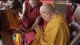 སྤྱི་ནོར་༸གོང་ས་༸སྐྱབས་མགོན་ཆེན་པོ་མཆོག་གིས་རྒྱ་གར་ལྷོ་ཕྱོགས་སུ་དད་ལྡན་པ་ཁྱོན་ ༤༠༠ ཙམ་ཞིག་མཇལ་ཁ་སྩལ་བ།