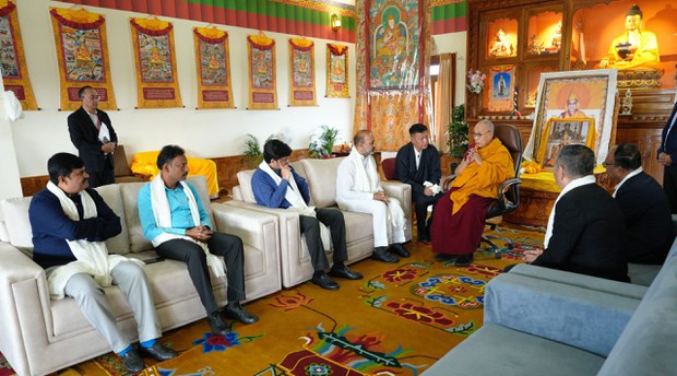༧གོང་ས་༧སྐྱབས་མགོན་ཆེན་པོ་མཆོག་གིས་སྲིད་སྐྱོང་མཆོག་དང་། རྒྱ་གར་དབུས་གཞུང་གི་ནང་སྲིད་བློན་ཆེན་གཞོན་པ་བཅས་ལ་མཇལ་ཁ་སྩལ་འདུག ༧གོང་ས་༧སྐྱབས་མགོན་ཆེན་པོ་མཆོག་གིས་སྲིད་སྐྱོང་མཆོག་དང་། རྒྱ་གར་དབུས་གཞུང་གི་ནང་སྲིད་བློན་ཆེན་གཞོན་པ་བཅས་ལ་མཇལ་ཁ་སྩལ་འདུག