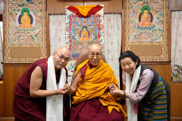 ༸གོང་ས་༸སྐྱབས་མགོན་ཆེན་པོ་མཆོག་གིས་བོད་མི་མང་སྤྱི་འཐུས་སྦྲེལ་པོ་རྣམ་གཉིས་ལ་མཇལ་ཁ་སྩལ་བ།
