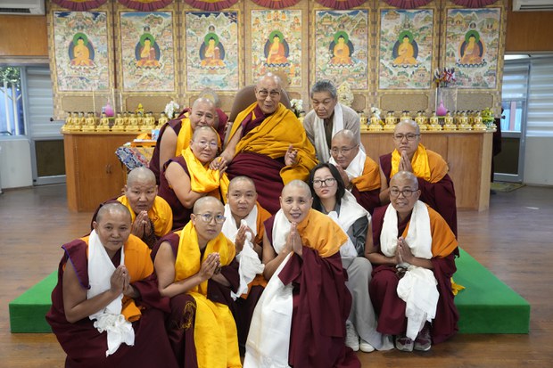 ༸གོང་ས་༸སྐྱབས་མགོན་ཆེན་པོ་མཆོག་གིས་སྔགས་ཀྱི་སློབ་གཉེར་ཐོན་རིམ་དྲུག་པའི་དགེ་བཤེས་མ་དགུ་དང་སོག་རིགས་དད་ལྡན་པ་ཁག་ཅིག་ལ་མཇལ་ཁ་སྩལ་བ།