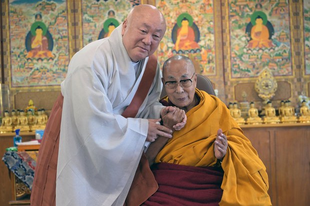༸གོང་ས་༸སྐྱབས་མགོན་ཆེན་པོ་མཆོག་གིས་ཀོ་རི་ཡའི་དད་ལྡན་པ་ཁག་ཅིག་ལ་མཇལ་ཁ་སྩལ་གནང་ཡོད་པ།