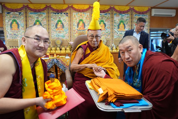 ༧གོང་ས་མཆོག་གིས་ཨུ་རུ་སུའི་དད་ལྡན་པ་རྣམས་ལ་དད་རྟེན་དུ་སྐུ་སྒེར་གྱི་ན་བཟའ་དང་སྟོན་པའི་སྐུ་བརྙན་བཅས་སྩལ་གནང་ཡོད་པ།