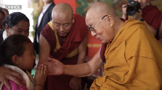 ༸གོང་ས་༸སྐྱབས་མགོན་ཆེན་པོ་མཆོག་གིས་ཀོ་ལེ་གྷལ་དོན་ལྡན་གླིང་གཞིས་ཁོངས་དགུང་ལོ་ ༦༠ ནས་ ༧༩ བར་གྱི་བགྲེས་སོང་ ༣༥༠ ལ་མཇལ་ཁ་སྩལ་བ།