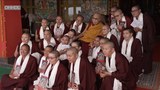 སྤྱི་ནོར་༧གོང་ས་༧སྐྱབས་མགོན་ཆེན་པོ་མཆོག་གིས་རྣམ་གྲོལ་གླིང་བཙུན་དགོན་གྱི་མཁན་མོ་ཐོན་རིམ་དང་པོ་རྣམས་ལ་མཇལ་ཁ་དང་བཀའ་སློབ་སྩལ་བ།