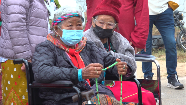 ༸གོང་ས་༸སྐྱབས་མགོན་པོ་མཆོག་གིས་རྒྱ་གར་ལྷོ་ཕྱོགས་སུ་རྒྱ་གར་གནད་ཡོད་མི་སྣ་ཁག་ཅིག་དང་བོད་མི་བགྲེས་སོང་ཁྱོན་༣༠༠ཙམ་ཞིག་ལ་མཇལ་ཁ་སྩལ་བ།