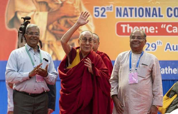 འགྲོ་བ་མིའི་རང་བཞིན་བྱམས་དང་སྙིང་རྗེ་ཡིན་སྐོར་བཀའ་སློབ་སྩལ་གནང་མཛད་པ། འགྲོ་བ་མིའི་རང་བཞིན་བྱམས་དང་སྙིང་རྗེ་ཡིན་སྐོར་བཀའ་སློབ་སྩལ་གནང་མཛད་པ།