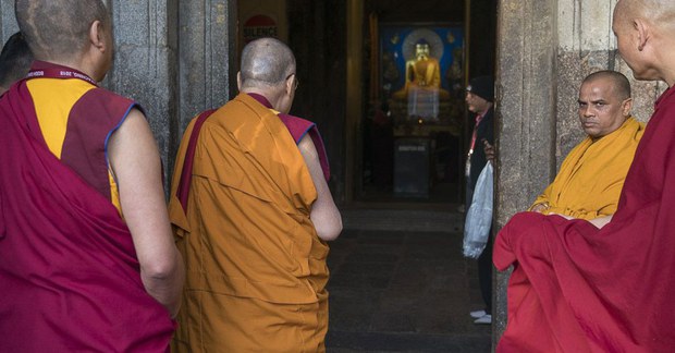 སྤྱི་ནོར་༸གོང་ས་༸སྐྱབས་མགོན་ཆེན་པོ་མཆོག་གནས་མཆོག་རྡོ་རྗེ་གདན་ནས་ཆིབས་ཞལ་བསྒྱུར་གནང་མཛད་པ། སྤྱི་ནོར་༸གོང་ས་༸སྐྱབས་མགོན་ཆེན་པོ་མཆོག་གནས་མཆོག་རྡོ་རྗེ་གདན་ནས་ཆིབས་ཞལ་བསྒྱུར་གནང་མཛད་པ།