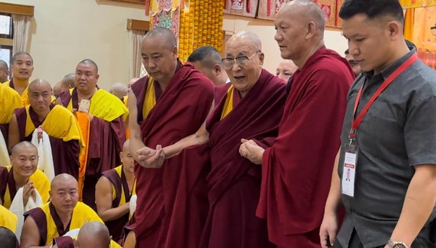 སྤྱི་ནོར་༸གོང་ས་༸སྐྱབས་མགོན་ཆེན་པོ་མཆོག་དཔལ་ལྡན་སྨད་རྒྱུད་གྲྭ་ཚང་ནས་རྒྱ་གར་གྱི་རྒྱལ་ས་ལྡི་ལིར་ཆིབས་ཞལ་བསྒྱུར་གནང་མཛད་པ། སྤྱི་ནོར་༸གོང་ས་༸སྐྱབས་མགོན་ཆེན་པོ་མཆོག་དཔལ་ལྡན་སྨད་རྒྱུད་གྲྭ་ཚང་ནས་རྒྱ་གར་གྱི་རྒྱལ་ས་ལྡི་ལིར་ཆིབས་ཞལ་བསྒྱུར་གནང་མཛད་པ།