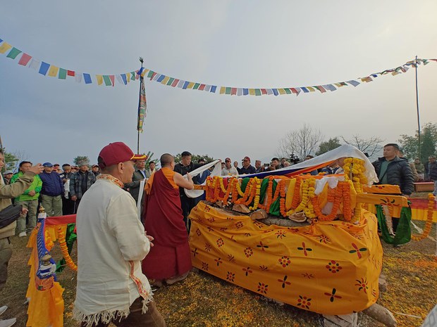 ཞིང་གཤེགས་དམ་པ་༸སྐུའི་གཅེན་པོ་བཀའ་བློན་ཁྲི་ཟུར་རྒྱལ་ལོ་དོན་གྲུབ་མཆོག་གི་སྐུ་ཕུང་ཞུགས་འབུལ་ཞུས་པ། ཞིང་གཤེགས་དམ་པ་༸སྐུའི་གཅེན་པོ་བཀའ་བློན་ཁྲི་ཟུར་རྒྱལ་ལོ་དོན་གྲུབ་མཆོག་གི་སྐུ་ཕུང་ཞུགས་འབུལ་ཞུས་པ།