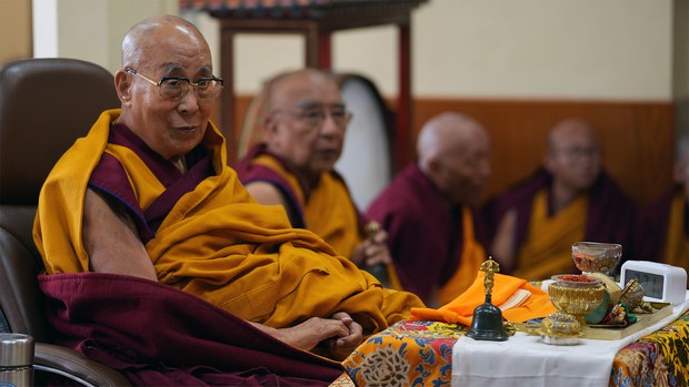 བཞུགས་སྒར་ཐེག་ཆེན་ཆོས་གླིང་གཙུག་ལག་ཁང་དུ་དགའ་ལྡན་ལྔ་མཆོད་ཆེན་མོའི་ཚོགས་མགོན་དུ་༧གོང་ས་༧སྐྱབས་མགོན་ཆེན་པོ་མཆོག་གིས་དབུ་བཞུགས་མཛད་པ།