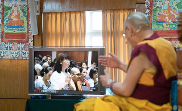 ཝེཏ་ནཱམ་དད་ལྡན་ཆོས་ཞུ་བར་སྨན་ལྷའི་རྗེས་གནང་བསྩལ་བ། ཝེཏ་ནཱམ་དད་ལྡན་ཆོས་ཞུ་བར་སྨན་ལྷའི་རྗེས་གནང་བསྩལ་བ།