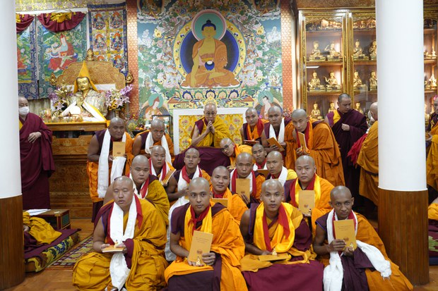 ༸གོང་ས་༸སྐྱབས་མགོན་ཆེན་པོ་མཆོག་གིས་བསྒྲུབ་བྱ་ ༥༡ ལ་དགེ་སློང་གི་སྡོམ་པ་སྩལ་བ་དང་འབྲེལ། གཞན་དོན་དང་བྱང་ཆུབ་ཀྱི་སེམས་བསྒོམ་རྒྱུ་གལ་ཆེན་ཡིན་པའི་ལམ་སྟོན་མཛད་འདུག