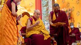 ༸གོང་ས་༸སྐྱབས་མགོན་ཆེན་པོ་མཆོག་གིས་གདན་ས་བཀྲ་ཤིས་ལྷུན་པོར། དགེ་འདུན་པ་ཉིས་བརྒྱ་ལྷག་ལ་དགེ་སློང་གི་སྡོམ་པ་འབོག་ཆོག་སྩལ་གནང་ཡོད་པ།