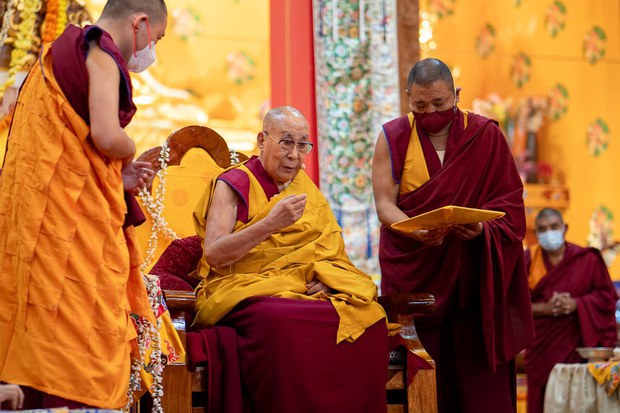 ༸གོང་ས་༸སྐྱབས་མགོན་ཆེན་པོ་མཆོག་གིས་གདན་ས་བཀྲ་ཤིས་ལྷུན་པོར། དགེ་འདུན་པ་ཉིས་བརྒྱ་ལྷག་ལ་དགེ་སློང་གི་སྡོམ་པ་འབོག་ཆོག་སྩལ་གནང་ཡོད་པ། ༸གོང་ས་༸སྐྱབས་མགོན་ཆེན་པོ་མཆོག་གིས་གདན་ས་བཀྲ་ཤིས་ལྷུན་པོར། དགེ་འདུན་པ་ཉིས་བརྒྱ་ལྷག་ལ་དགེ་སློང་གི་སྡོམ་པ་འབོག་ཆོག་སྩལ་གནང་ཡོད་པ།