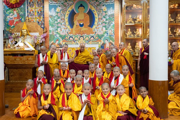 ༸གོང་ས་༸སྐྱབས་མགོན་ཆེན་པོ་མཆོག་གིས་གྲྭ་བཙུན་ ༧༥ ལ་དགེ་ཚུལ་གྱི་སྡོམ་པ་སྩལ་ཏེ་བསླབ་སྡོམ་རྣམ་དག་སྲུང་རྒྱུ་ནི་ཧ་ཅང་གལ་ཆེན་ཡིན་པའི་ལམ་སྟོན་མཛད་འདུག