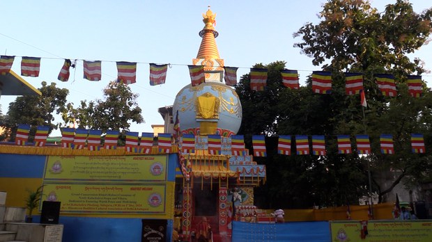 སཱ་ལུ་སྒར་དུས་འཁོར་ཕོ་བྲང་གི་མདུན་དུ་འཛམ་གླིང་ཞི་བདེ་མཚོན་ཆེད་དུས་འཁོར་མཆོད་རྟེན་ལྷ་ཁང་གསར་བཞེངས་གནང་ཡོད་པ།