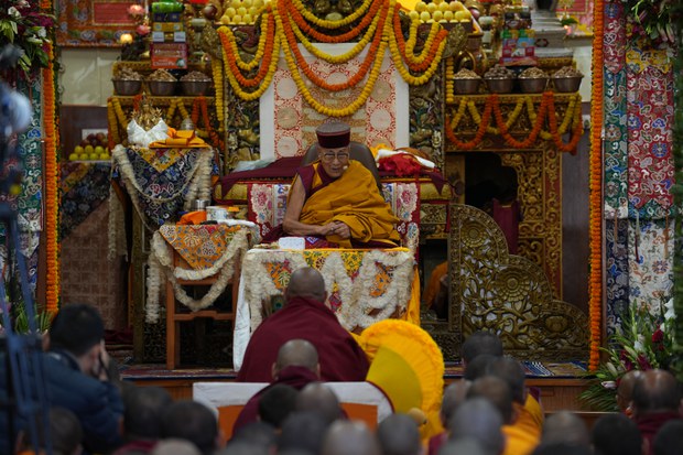 ཁུ་ནུའི་དད་ལྡན་མང་ཚོགས་ཀྱིས་༧གོང་ས་༧སྐྱབས་མགོན་ཆེན་པོ་མཆོག་ལ་བརྟན་བཞུགས་བསྟར་འབུལ་ཞུས་པ།
