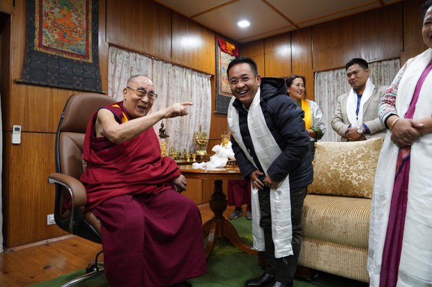 རྒྱ་གར་འབྲས་ལྗོངས་མངའ་སྡེའི་སྤྱི་ཁྱབ་བློན་ཆེན་ནས་༸གོང་ས་མཆོག་གི་མཇལ་ཁ་ཞུས་པ། རྒྱ་གར་འབྲས་ལྗོངས་མངའ་སྡེའི་སྤྱི་ཁྱབ་བློན་ཆེན་ནས་༸གོང་ས་མཆོག་གི་མཇལ་ཁ་ཞུས་པ།