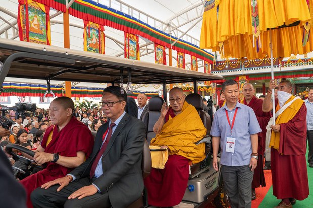 སྤྱི་ནོར་༸གོང་ས་༸སྐྱབས་མགོན་ཆེན་པོ་མཆོག་གིས་ཆོས་སྡེ་བཀྲ་ཤིས་ལྷུན་པོར་མང་ཚོགས་ལ་སྒྲོལ་དཀར་གྱི་ཚེ་དབང་སྩལ་གནང་མཛད་པ།