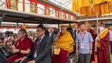 སྤྱི་ནོར་༸གོང་ས་༸སྐྱབས་མགོན་ཆེན་པོ་མཆོག་གིས་ཆོས་སྡེ་བཀྲ་ཤིས་ལྷུན་པོར་མང་ཚོགས་ལ་སྒྲོལ་དཀར་གྱི་ཚེ་དབང་སྩལ་གནང་མཛད་པ།