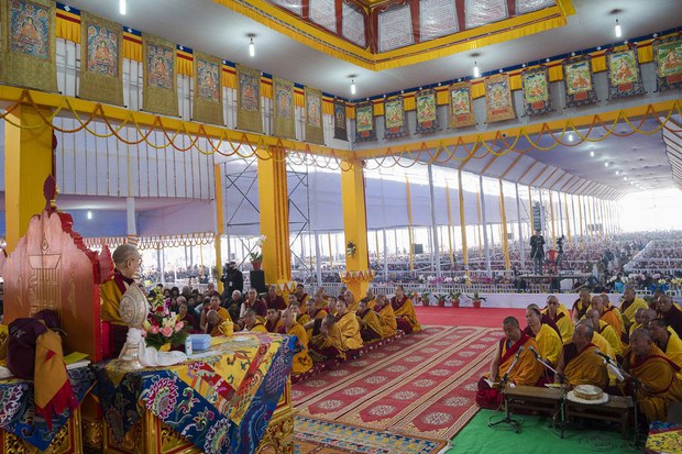 ༧གོང་ས་མཆོག་ནས་བྱང་ཆུབ་སེམས་འགྲེལ་དང་ལག་ལེན་སོ་བདུན་མའི་གསུང་ཆོས་སྩོལ་བཞིན་པ། ༧གོང་ས་མཆོག་ནས་བྱང་ཆུབ་སེམས་འགྲེལ་དང་ལག་ལེན་སོ་བདུན་མའི་གསུང་ཆོས་སྩོལ་བཞིན་པ།