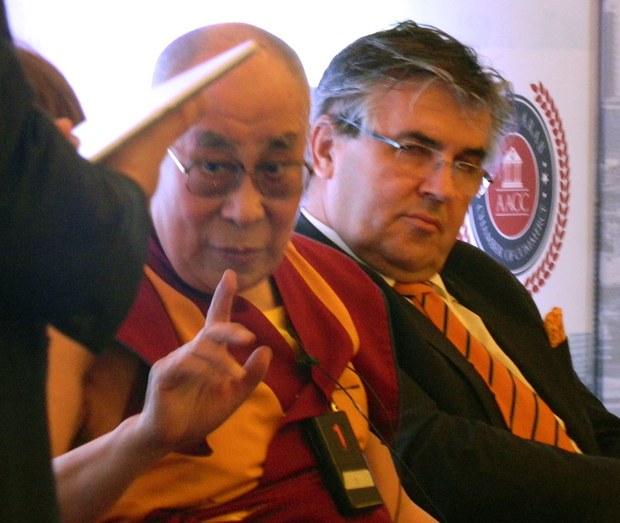 འབེང་ལོར་རུ་ཀུན་ཁྱབ་འགན་འཁུར་གྱི་བརྗོད་གཞིའི་ཐོག་བཀའ་སློབ་སྩལ་བ། འབེང་ལོར་རུ་ཀུན་ཁྱབ་འགན་འཁུར་གྱི་བརྗོད་གཞིའི་ཐོག་བཀའ་སློབ་སྩལ་བ།