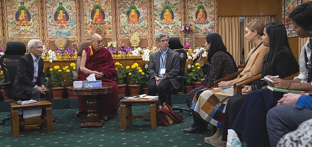 ༸གོང་ས་མཆོག་གིས། གོ་མཚོན་དང་དམག་ཤུགས་ཆེ་རུ་བཏང་བའི་དུས་ཚིགས་དེ་ད་ཆ་ཡལ་ཟིན་པ་རེད་ཅེས་གཞོན་སྐྱེས་འགོ་ཁྲིད་ཁག་ཅིག་ལ་བཀའ་སྩལ་བ།