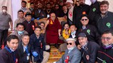 ལ་དྭགས་ཁུལ་དུ་ནང་པ་དང་ཁ་ཆེའི་གཅེན་གཅུང་ཚོ་འཆམ་མཐུན་ངང་གནས་པ་དེར་༸གོང་ས་མཆོག་གིས་བསྔགས་བརྗོད་གནང་བ།
