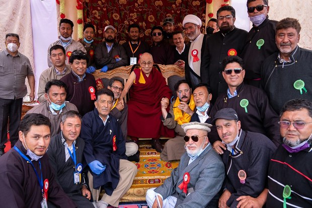 ལ་དྭགས་ཁུལ་དུ་ནང་པ་དང་ཁ་ཆེའི་གཅེན་གཅུང་ཚོ་འཆམ་མཐུན་ངང་གནས་པ་དེར་༸གོང་ས་མཆོག་གིས་བསྔགས་བརྗོད་གནང་བ། ལ་དྭགས་ཁུལ་དུ་ནང་པ་དང་ཁ་ཆེའི་གཅེན་གཅུང་ཚོ་འཆམ་མཐུན་ངང་གནས་པ་དེར་༸གོང་ས་མཆོག་གིས་བསྔགས་བརྗོད་གནང་བ།