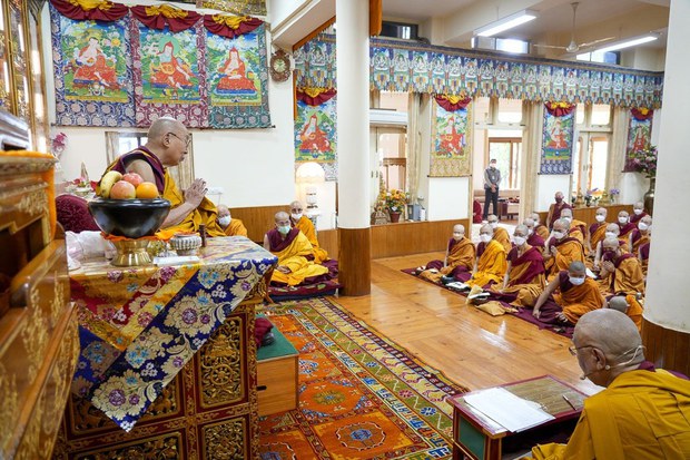 ༸གོང་ས་མཆོག་གིས་ནང་ཆོས་ལ་ཐོས་བསམ་སྒོམ་གསུམ་བྱས་ནས་དེའི་རིན་ཐང་དེ་གཞན་ལ་ངོ་སྤྲོད་གནང་ཐུབ་པ་གནང་དགོས་ཞེས་བཀའ་སྩལ་པ།