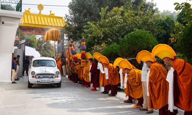 ༧གོང་ས་མཆོག་གནས་མཆོག་རྡོ་རྗེ་གདན་དུ་ཞབས་སོར་བདེ་བར་འཁོད་གནང་ཡོད་པ། ༧གོང་ས་མཆོག་གནས་མཆོག་རྡོ་རྗེ་གདན་དུ་ཞབས་སོར་བདེ་བར་འཁོད་གནང་ཡོད་པ།
