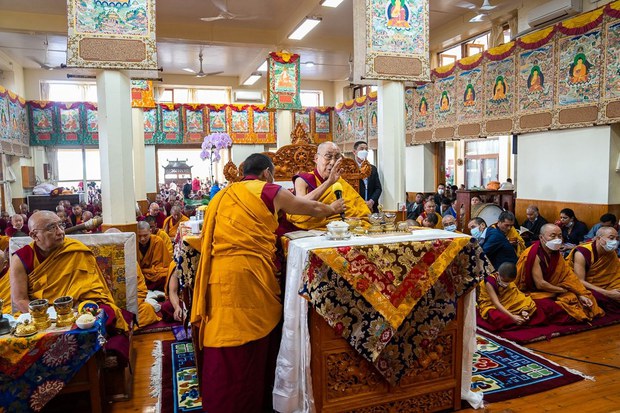 ༸གོང་ས་མཆོག་མཧཱ་གུ་རུའི་འབུམ་ཚོགས་ཀྱི་ཚོགས་མགོན་དུ་ཆིབས་སྒྱུར་བསྐྱངས་གནང་མཛད་པ། ༸གོང་ས་མཆོག་མཧཱ་གུ་རུའི་འབུམ་ཚོགས་ཀྱི་ཚོགས་མགོན་དུ་ཆིབས་སྒྱུར་བསྐྱངས་གནང་མཛད་པ།
