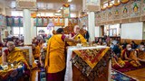 ༸གོང་ས་མཆོག་མཧཱ་གུ་རུའི་འབུམ་ཚོགས་ཀྱི་ཚོགས་མགོན་དུ་ཆིབས་སྒྱུར་བསྐྱངས་གནང་མཛད་པ།