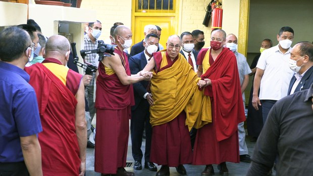 ༸གོང་ས་མཆོག་བཞུགས་སྒར་ཐེག་ཆེན་ཆོས་གླིང་གཙུག་ལག་ཁང་དུ་མ་ཎི་དུང་སྒྲུབ་ཀྱི་ཚོགས་མགོན་དུ་ཆིབས་སྒྱུར་མཛད་པ།