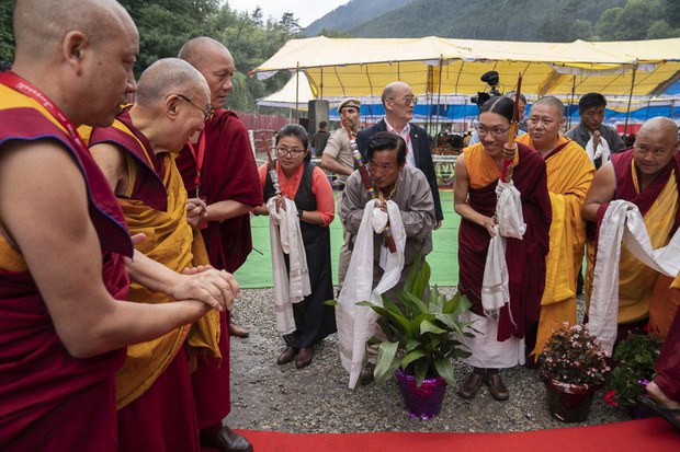 ༧གོང་ས་མཆོག་ནས་མ་ན་ལིར་དད་ཆོས་ཞུ་བ་༥༠༠༠་ལྷག་ཙམ་ལ་ཆོས་འབྲེལ་དབུ་འཛུགས་མཛད་གནང་བ། ༧གོང་ས་མཆོག་ནས་མ་ན་ལིར་དད་ཆོས་ཞུ་བ་༥༠༠༠་ལྷག་ཙམ་ལ་ཆོས་འབྲེལ་དབུ་འཛུགས་མཛད་གནང་བ།
