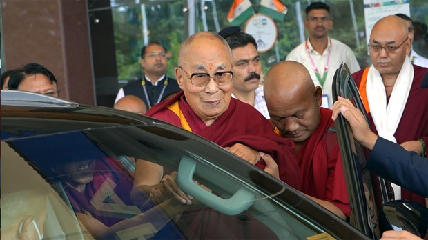 སྤྱི་ནོར་༸གོང་ས་༸སྐྱབས་མགོན་ཆེན་པོ་མཆོག་བཞུགས་སྒར་རྡ་རམ་ས་ལར་༸ཞབས་སོར་བདེ་བར་འཁོད་གནང་མཛད་པ།