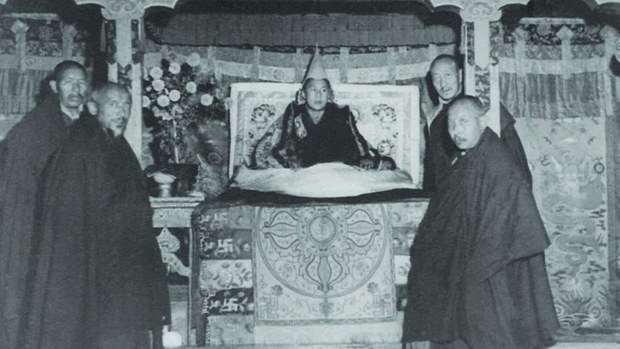 ༸གོང་ས་མཆོག་གིས་བོད་ཀྱི་ཆོས་སྲིད་ལུགས་གཉིས་ཀྱི་ཐུགས་འགན་བཞེས་ཐུབ་པ་དེས་བོད་མིའི་སྒྲིག་འཛུགས་དེ་བཞིན་ཁྲིམས་མཐུན་གྱི་གཞུང་ཞིག་ཏུ་གྱུར་བར་གལ་གནད་ཆེན་པོ་ཆགས་ཡོད་པ།