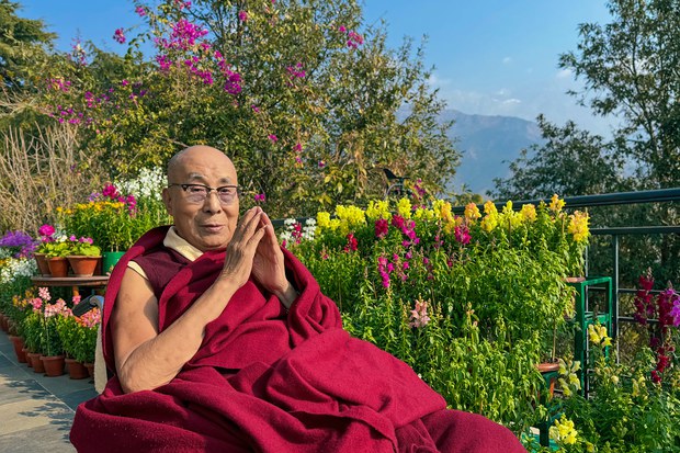 ༸གོང་ས་མཆོག་༸སྐུ་ལྷོད་བཞུགས་ངང་ཞོགས་ཉི་བསྲོས་གནང་མཛད་པ། ༸གོང་ས་མཆོག་༸སྐུ་ལྷོད་བཞུགས་ངང་ཞོགས་ཉི་བསྲོས་གནང་མཛད་པ།