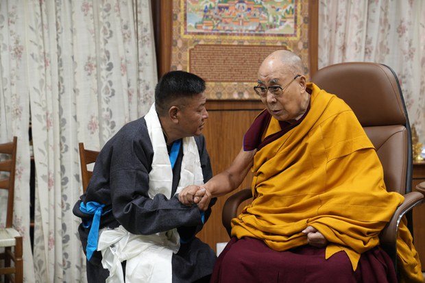 སྲིད་སྐྱོང་ནས་རྒྱ་ནག་གཞུང་གིས་དུས་རབས་དང་མ་མཐུན་པའི་སྲིད་བྱུས་བཟུང་སྟེ་མང་ཚོགས་ལ་དཀའ་ངལ་སྤྲོད་བཞིན་པར་བློ་འཚབ་ཡོད་པ་འགྲེལ་བརྗོད་གནང་བྱུང་།