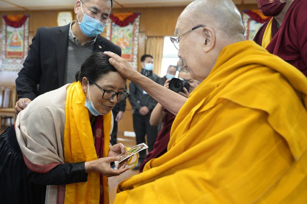 ༸གོང་ས་སྐྱབས་མགོན་ཆེན་པོ་མཆོག་གིས་རྒྱ་གར་དབུས་གཞུང་གི་གྲངས་ཉུང་མི་རིགས་ཀྱི་ལྷན་ཚོགས་ཀྱི་ནང་པའི་སྐུ་ཚབ་རིན་ཆེན་ལྷ་མོ་ལགས་སུ་མཇལ་ཁ་བསྩལ་བ། ༸གོང་ས་སྐྱབས་མགོན་ཆེན་པོ་མཆོག་གིས་རྒྱ་གར་དབུས་གཞུང་གི་གྲངས་ཉུང་མི་རིགས་ཀྱི་ལྷན་ཚོགས་ཀྱི་ནང་པའི་སྐུ་ཚབ་རིན་ཆེན་ལྷ་མོ་ལགས་སུ་མཇལ་ཁ་བསྩལ་བ།
