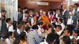 བདེ་ལེགས་སྨན་ཁང་གི་མགོ་ལས་ཚོར་མཇལ་ཁའི་སྐབས། སྔར་བཞིན་ནད་པ་ལ་ལྟ་རྟོག་ཧུར་ཐག་བྱེད་དགོས་པའི་བཀའ་སྩལ་བ།