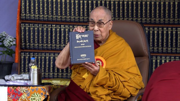 ༸གོང་ས་༸སྐྱབས་མགོན་ཆེན་པོ་མཆོག་ནས་པོད་ ༢༢༣ ཡོད་པའི་སྨོན་ལམ་ཚིག་མཛད་ཆེན་མོའི་ཐོན་རིམ་གསུམ་པ་དེ་དངོས་སུ་དབུ་འབྱེད་གནང་སོང་།