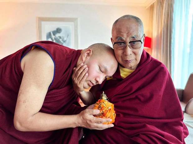 རྒྱལ་དབང་ཀརྨ་པ་མཆོག་གིས་༧གོང་ས་༧སྐྱབས་མགོན་ཆེན་པོ་མཆོག་ལ་མཇལ་ཁ་ཞུས་རྗེས་དགའ་སྐྱོ་ཟུང་སྦྲེལ་གྱི་ཐུགས་ཚོར་ཧ་ཅང་ཆེན་པོ་ཞིག་བྱུང་པ་གསུངས་འདུག རྒྱལ་དབང་ཀརྨ་པ་མཆོག་གིས་༧གོང་ས་༧སྐྱབས་མགོན་ཆེན་པོ་མཆོག་ལ་མཇལ་ཁ་ཞུས་རྗེས་དགའ་སྐྱོ་ཟུང་སྦྲེལ་གྱི་ཐུགས་ཚོར་ཧ་ཅང་ཆེན་པོ་ཞིག་བྱུང་པ་གསུངས་འདུག