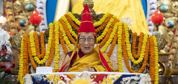 བོད་ཀྱི་བུད་མེད་ལྷན་ཚོགས་གཙོས་ཚོགས་སྡེ་ཁག་ཅིག་གིས་༧གོང་ས་མཆོག་ལ་བརྟན་བཞུགས་བསྟར་འབུལ་ཞུས་ཡོད་པ།