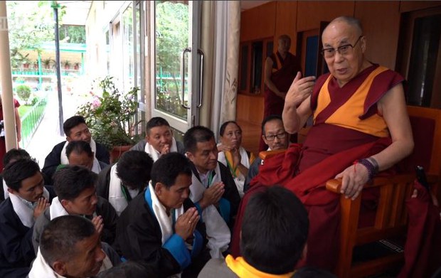 ༧གོང་ས་མཆོག་ནས་ས་གནས་འགོ་འཛིན་རྣམས་ལ་མཇལ་ཁ་དང་བཀའ་སློབ་བསྩལ་བ།
