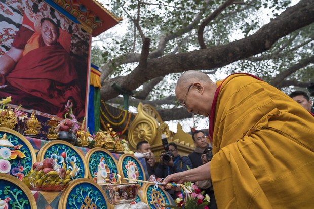 ༧གོང་ས་མཆོག་མཁན་ཆེན་འཇིགས་མེད་ཕུན་ཚོགས་རིན་པོ་ཆེའི་འདས་མཆོད་སྨོན་ལམ་ཐོག་ཞབས་སོར་དབུ་ཞུགས་མཛད་པ།